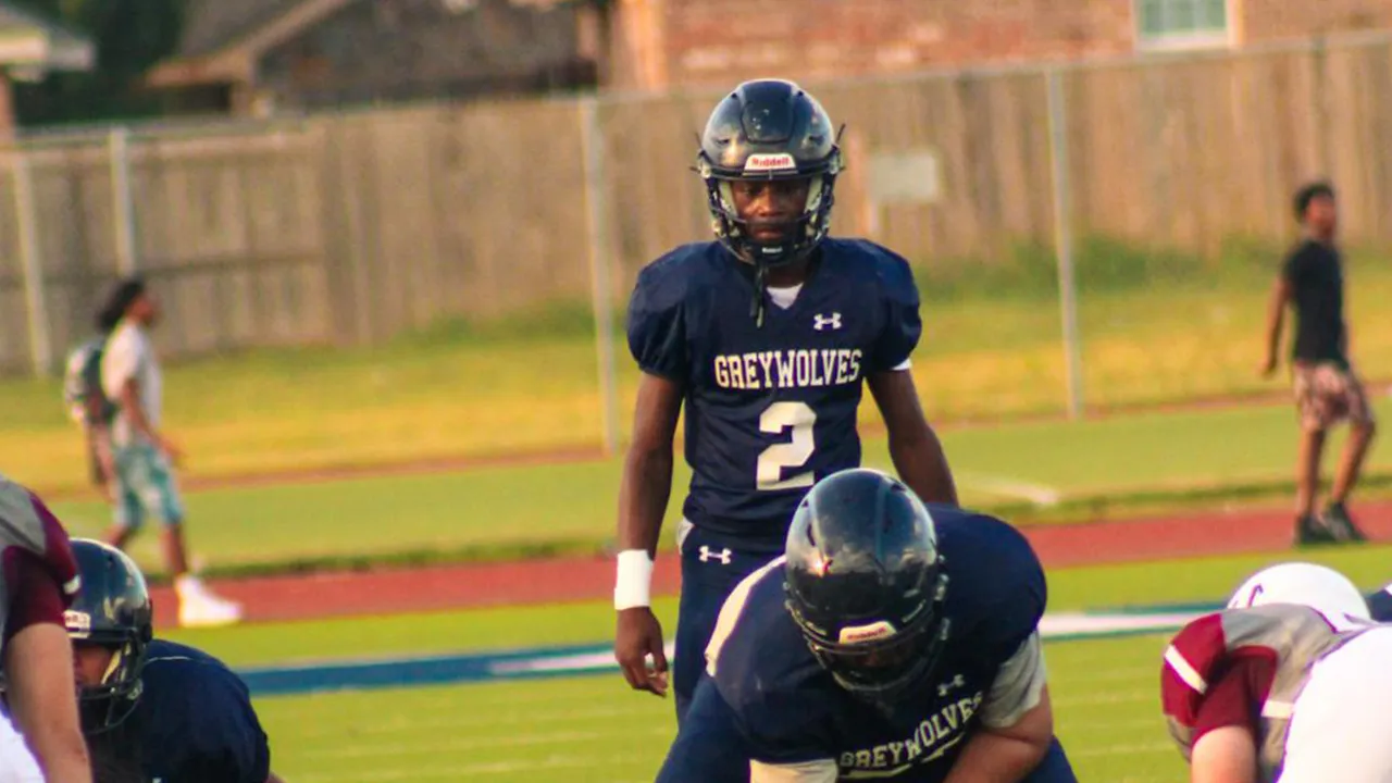 Medium shot of Major Curry about to take a game snap in his 25-26 season, week 1 debut